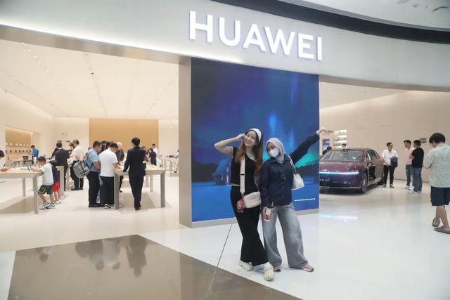 东盟网红漫游海南自贸港采风行走进三亚：邂逅水底套房的梦幻 畅享科技魅力