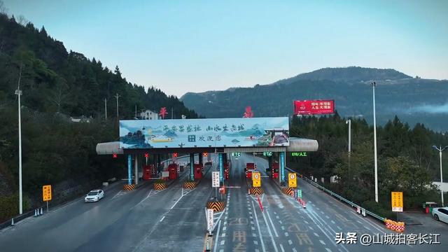 四川城建风貌宛如重庆的山区县，城区人口超26万，拥有8处4A景区