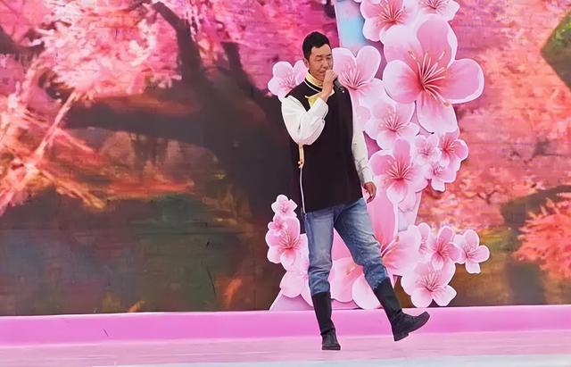 “桃花笑春风，文化映朗县！”这场演出太醉人