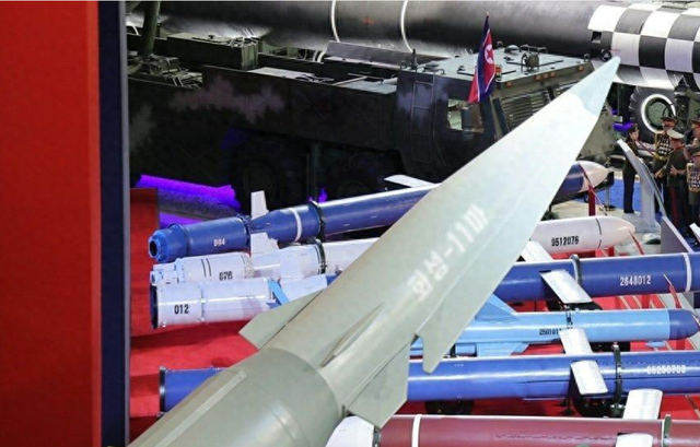 朝鲜士兵高举俄朝国旗亮相阅兵式