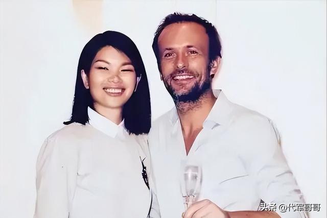 她被群嘲是“第一丑模”，嫁给大20岁老外，如今43岁怎样了？