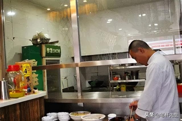 不要预制要现炒，年轻人逃离高端餐饮，吃爆“苍蝇馆子”