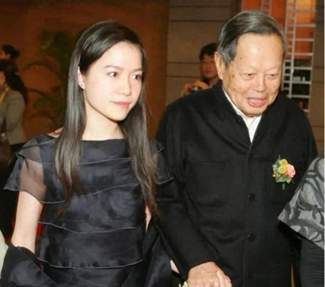 翁帆相伴21年，杨振宁去世后，继子杨光诺一句感谢话让她口碑暴涨