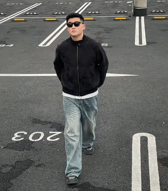 小伙制止前车乱丢垃圾，反被对方嘲讽，视频曝光，车上的字亮了