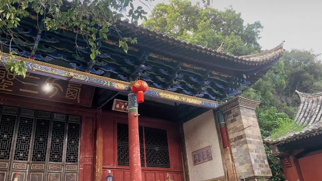 云南800年黄龙寺，方丈卖佛珠1.8亿修缮佛寺，20度的避暑胜地