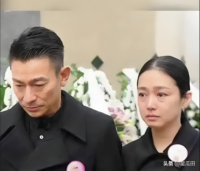 母亲46岁生下她，父亲刘德华用亿万富养，如今13岁她成了这个模样