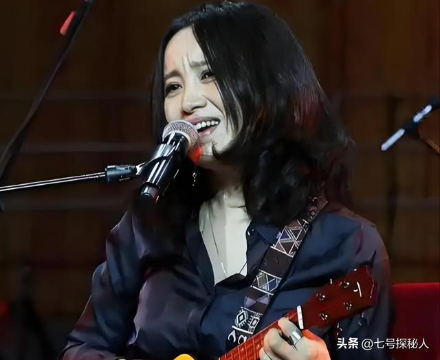 她连续5次上春晚，私下却和恩师同居怀孕被骗流产，现在57岁单身