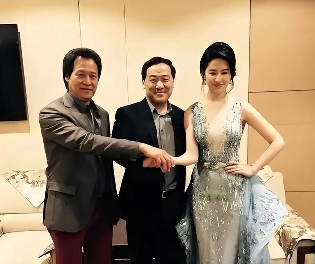 陪玩陪睡只是冰山一角，认干爹，舔手指，拜高踩低，实在荒唐！