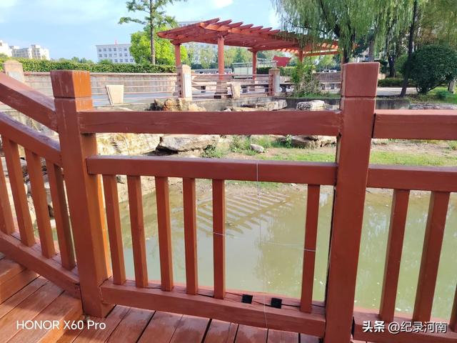 全国文明城市柘城县国家湿地公园榕湖斥巨资升级的人行栈道现状