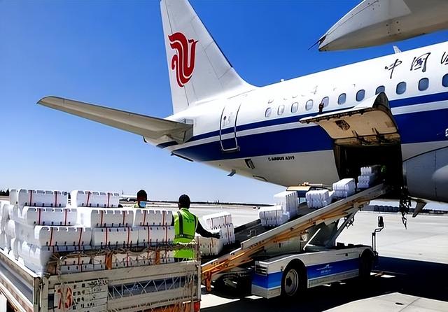 你以为航空公司靠机票赚钱？其实机票只是零头，真正的暴利揭晓