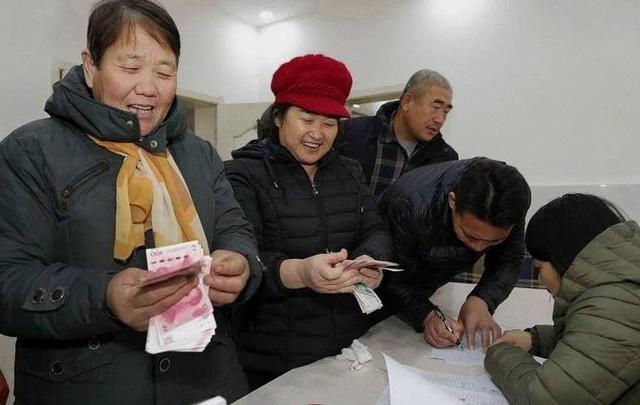 中央定调！退休新规2030年分水岭浮现，部分群体或将面临双重考验