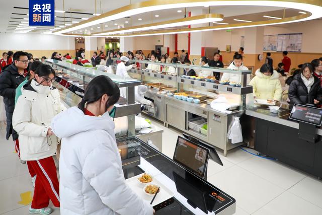 北京下死命令了：在2027年底前，所有中小学必须告别“校外配餐	”