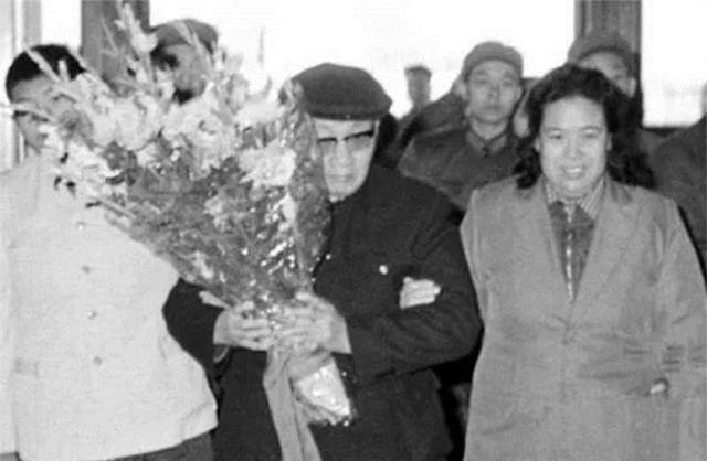 毛岸青晚年常常独自流泪，邵华问及原因，他总是回答：我想妈妈了