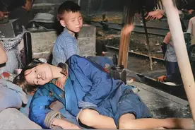 1944年广西大逃难老照片，火车车底睡人，年轻的妈妈眼神呆滞图片