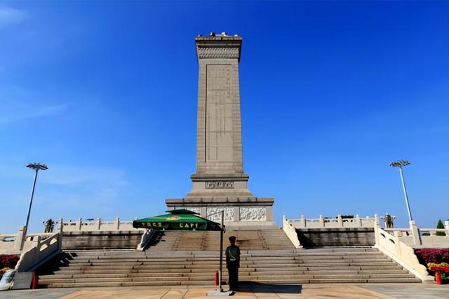 为什么毛泽东不允许英雄纪念碑碑文中提及“中国共产党”？