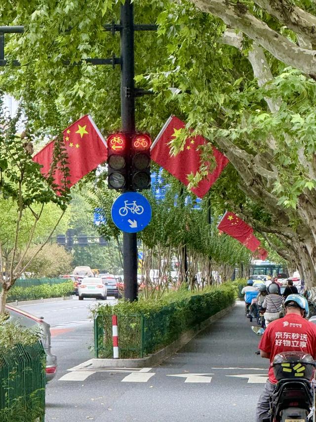漫步拱墅，邂逅满街“中国红”！