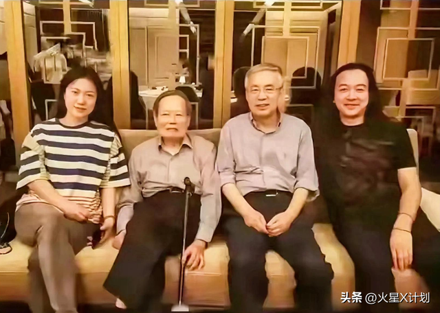 18年，杨振宁儿女从美国来看望父亲与翁帆，一家人在三峡其乐融融
