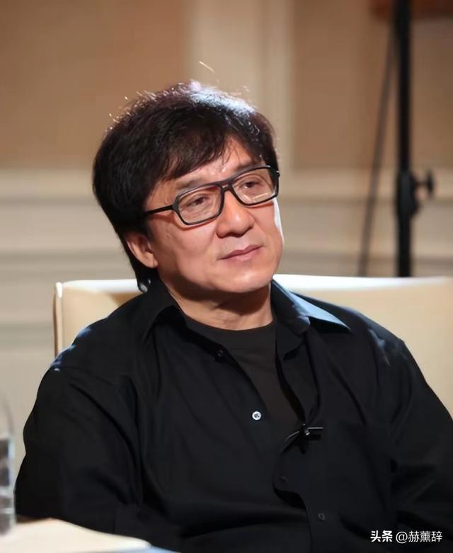 官媒对成龙的称呼变了，三字之差释放强烈信号，王晶的话有人信了