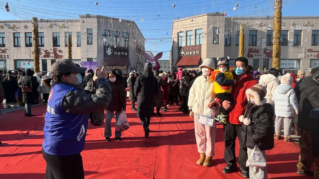 青年志愿者为鄂温克族自治旗冬季游牧文化体验季“伊德喜”冬储肉大集注入青春力量