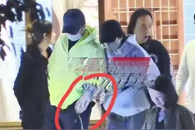 太腻歪！谢霆锋带55岁王菲外出聚餐，相处细节曝光，比小年轻还甜图片