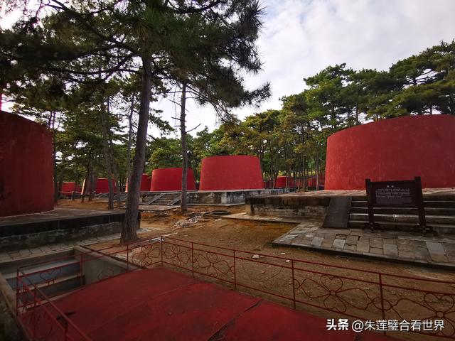 和四位战友参观唐山清东陵