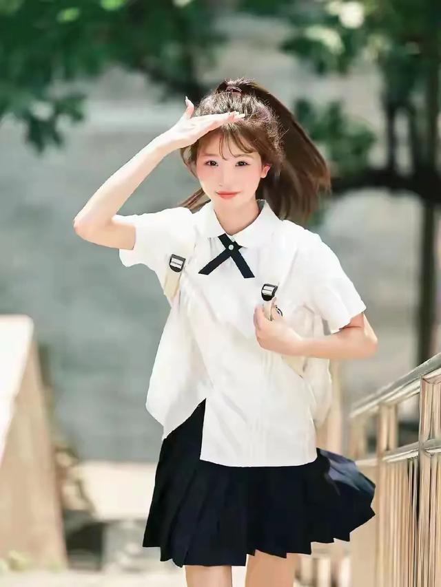 甘肃兰州一校花	，楚楚动人，倾国倾城，这气质堪称校园天花板