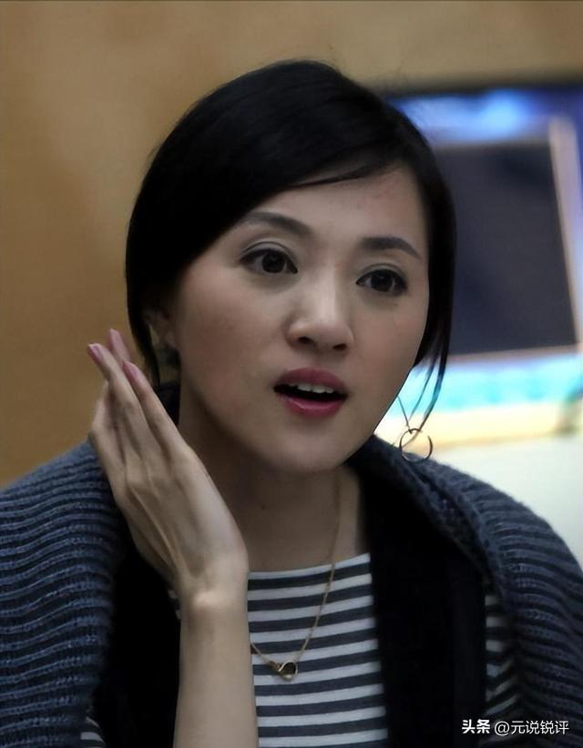 她是冯巩御用老婆，连登5年春晚后精神失常，现在51岁咋样了？