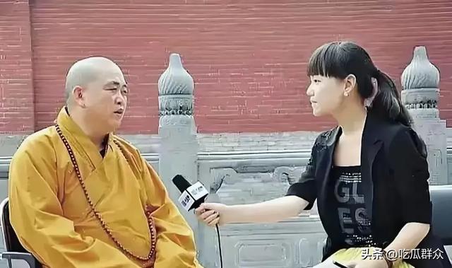释永信与美女的同框，他笑起来的时候挺憨厚的，同框个个都是美女