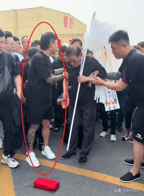 杨少华出殡长子迟迟难下跪,三排劳斯莱斯望不到头,随行的人在笑插图19 杨少华出殡长子迟迟难下跪,三排劳斯莱斯望不到头,随行的人在笑