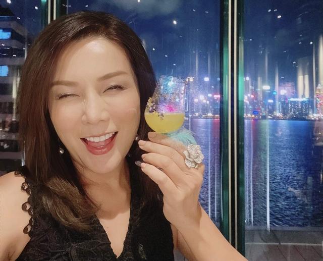 香港知名女星乳腺癌复发，头发掉光裹头巾出镜，做按摩发现病情