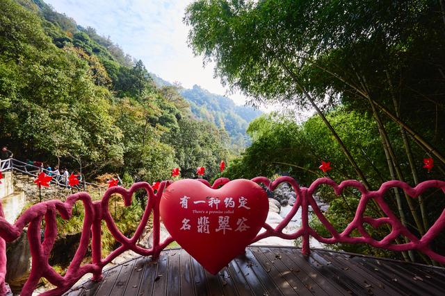 黄山翡翠谷秋韵，溪水映红叶，藏在山水间，一步一景皆是诗情画意