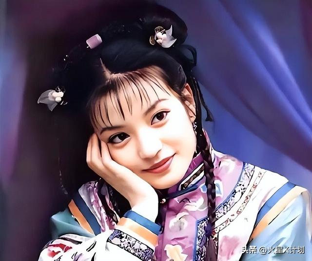 面相又变了! 49岁赵薇广东吃饭又老又凶, 当年的小燕子再也回不去了