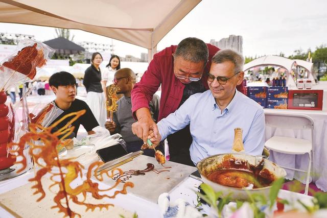 20个国家的特色文创与美食齐聚银川 丝路文旅市集鸣锣开集