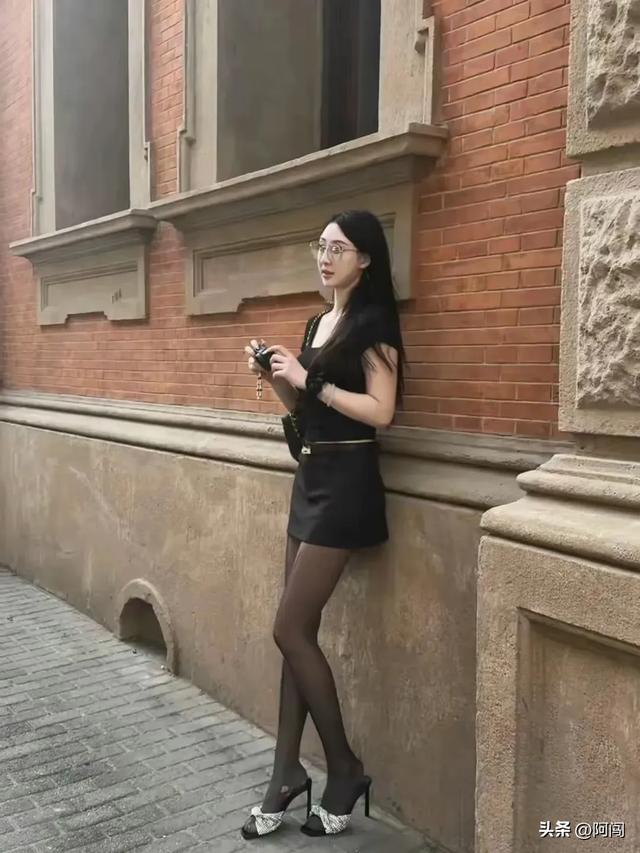 击剑运动员秦雪为什么喜欢穿包臀裙黑丝袜啊？网友：因为大腿粗！