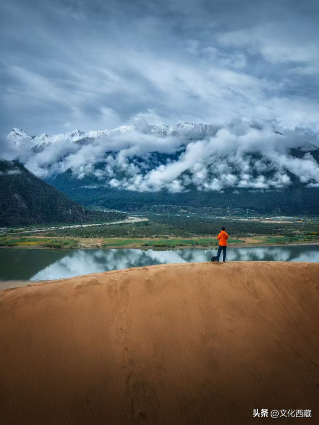 对不起，这看日照金山、流星、沙漠和雪山同框的宝藏地，我写晚了！