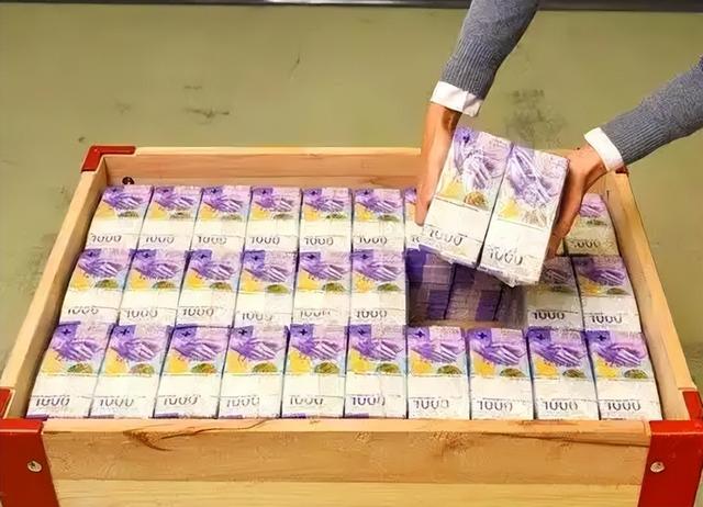 历史开了个玩笑，先倒下的不是乌克兰，而是百年中立的瑞士？