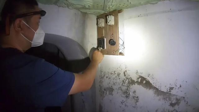 重庆巴南废弃了20多年的电影院，里面还遗留了大量上世纪的老物件