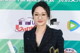 白玉兰奖这一夜，周迅戴眼镜领奖，姜妍很美很会说，唐嫣胡歌击掌图片