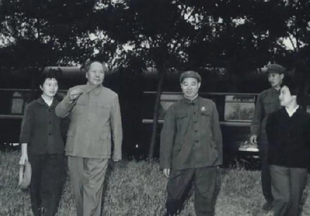 95岁汪东兴罕见露面，接受采访时曾直言：不少人都钻到了钱眼里