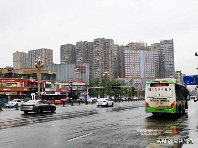 雨中漫步乐山城