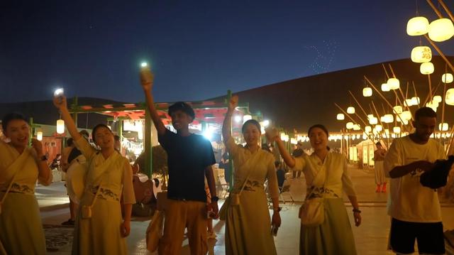 “丝路之光・何以敦煌”国际媒体采风团参观鸣沙山月牙泉 体验星空演唱激情与浪漫