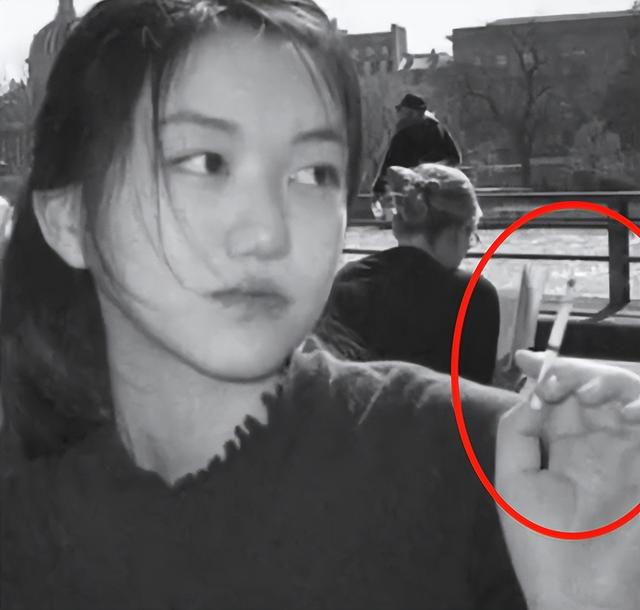 19岁李嫣跟老爸聚餐！手不离烟动作熟练，170cm身材干瘪太像王菲