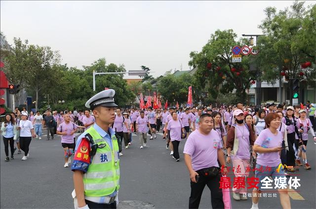 数千人攀登泰山！泰安交警的“赛道”在路边