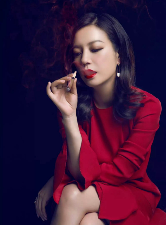 一夜间惨遭封杀！赵薇现状曝光，作恶多端的她被起诉只是家常便饭