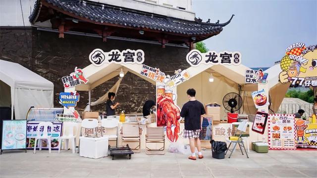 大批人冒雨赶来！富阳这里，太有氛围感了！