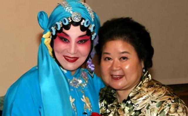 吃里爬外，永不回国？她带领30名演员选择留美，如今年过花甲归来