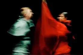 艺术生想赚钱只有两条路：极度自我和极度不自我图片