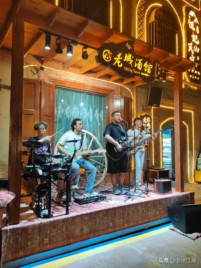 喀什古城，这座纵横交错彩色的街巷里，藏着西域古国的印迹