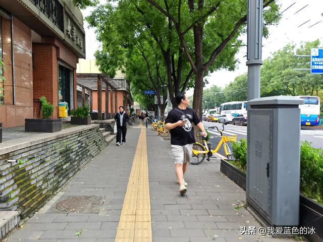 从中国美术馆出来，钻胡同，一路逛到王府井大街