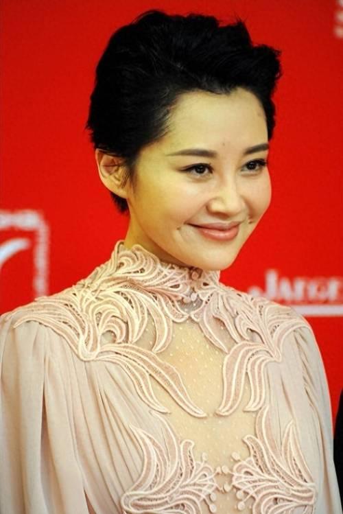 她一生“风流成性	、老少通吃”	，撩汉无数，现如今56岁却依旧单身